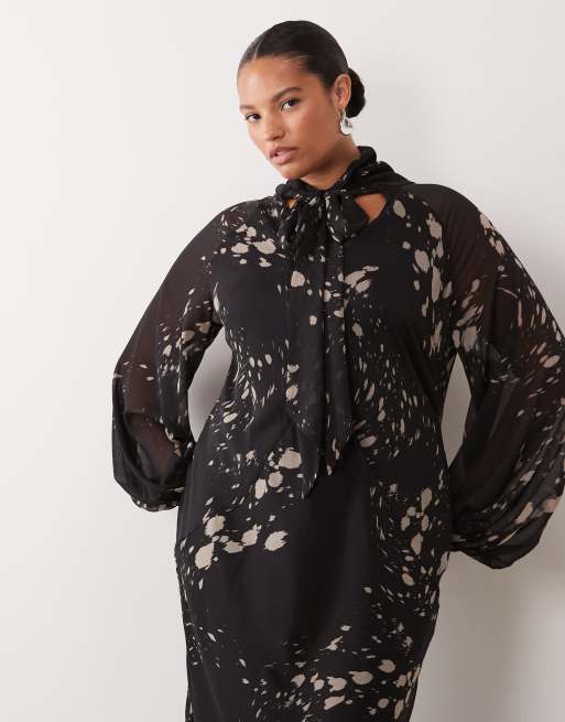 ASOS DESIGN Curve - vestido maxi con lazada al cuello y estampado abstracto de lunares, 2 de 4