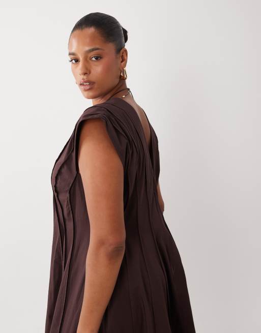 ASOS DESIGN Curve - Vestido midi marrón chocolate con cuello de pico y paneles moldeadores, 2 de 4