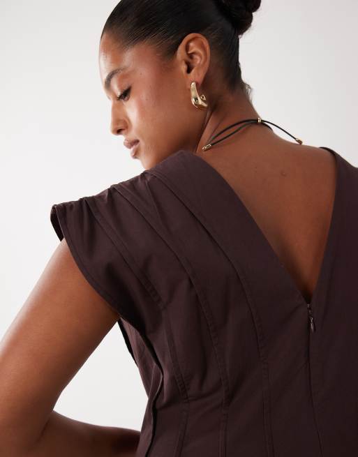 ASOS DESIGN Curve - Vestido midi marrón chocolate con cuello de pico y paneles moldeadores, 3 de 4
