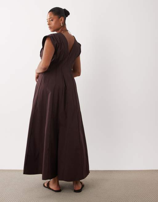 ASOS DESIGN Curve - Vestido midi marrón chocolate con cuello de pico y paneles moldeadores, 4 de 4