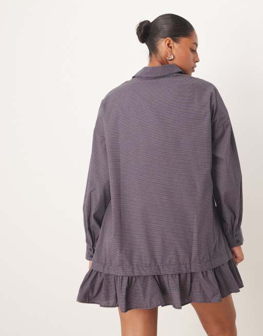 ASOS DESIGN Curve - Vestito camicia corto a maniche lunghe marrone e blu navy a quadri con volant sul fondo, 2 di 4