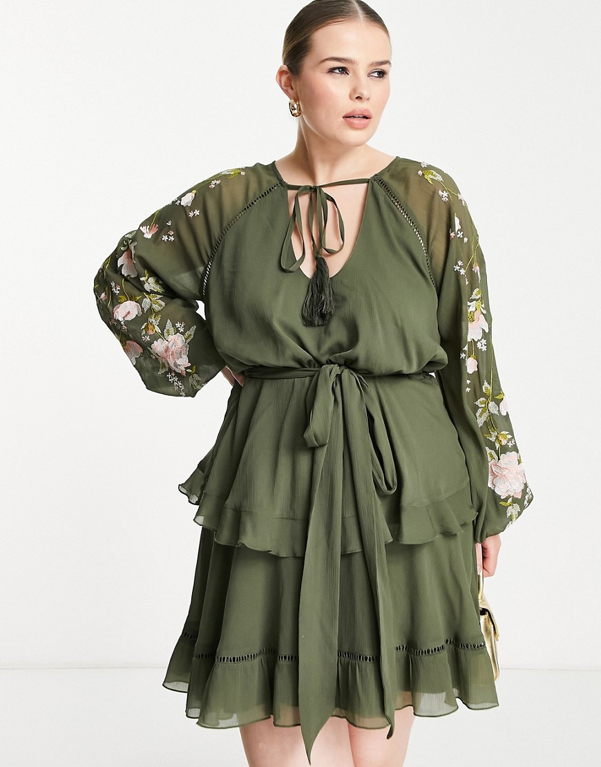 ASOS DESIGN Curve - Vestito corto a balze con manica a campana kaki con ricamo-Verde  donna Verde - immagine1