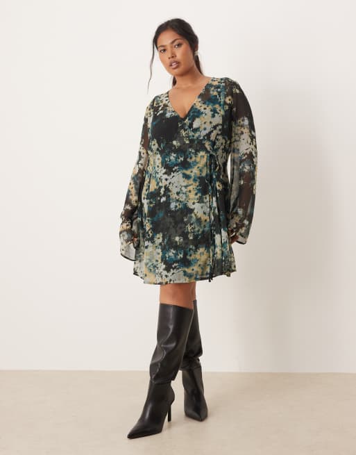 ASOS DESIGN Curve - Vestito corto a portafoglio blu con stampa a fiori sfocata e laccetti