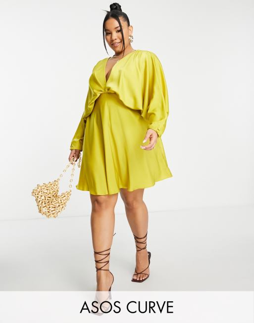 ASOS DESIGN Curve - Vestito corto in raso oro con maniche ad ali di pipistrello e taglio sbieco allacciato sul retro