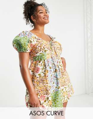ASOS DESIGN Curve - Vestito da giorno corto con scollo a cuore in twill con stampa a fiori mista e bottoni 