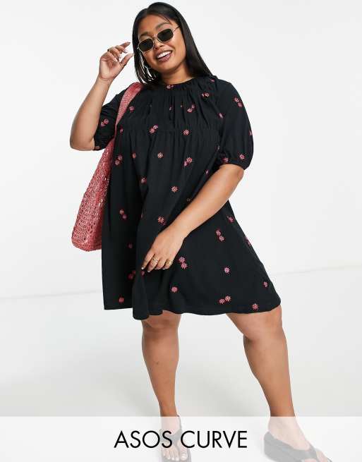 ASOS DESIGN Curve - Vestito grembiule corto a balze nero con ricamo a fiori rossi