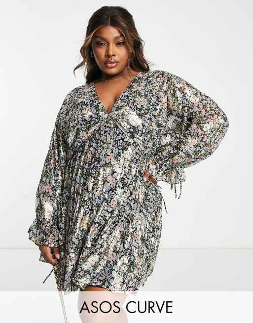 ASOS DESIGN Curve - Vestito grembiule corto allacciato in vita in chiffon jacquard a fiorellini 