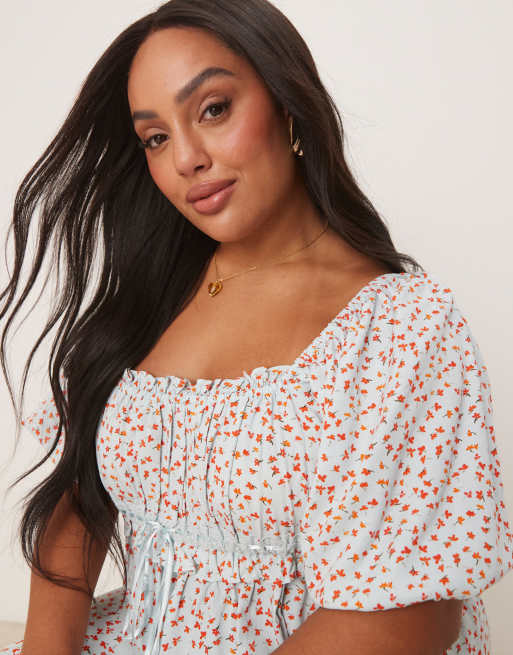 ASOS DESIGN Curve - Vestito grembiule corto blu a fiorellini con scollo squadrato e maniche a sbuffo, 2 di 4