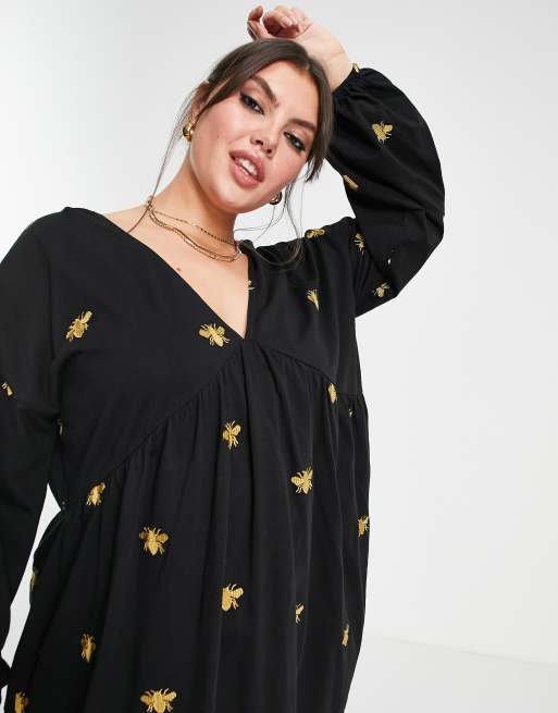 ASOS DESIGN Curve - Vestito grembiule corto con scollo a V con ricamo di insetti color oro , 2 di 4