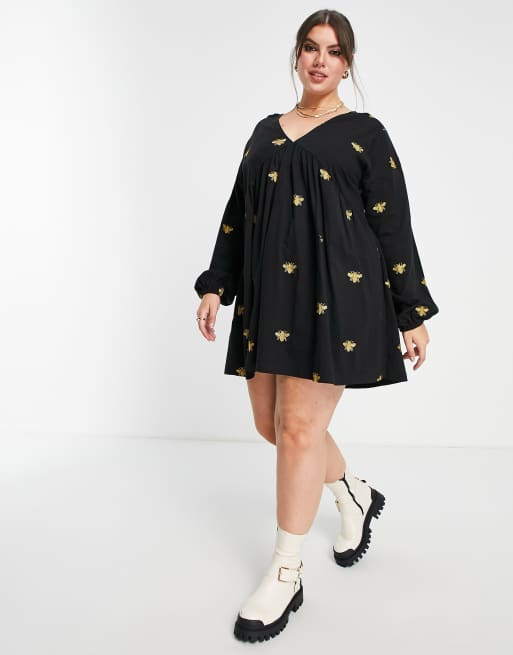 ASOS DESIGN Curve - Vestito grembiule corto con scollo a V con ricamo di insetti color oro , 4 di 4