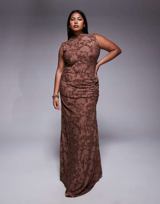ASOS DESIGN Curve - Vestito lungo accollato senza maniche color cioccolato con gonna arricciata e motivo dévoré