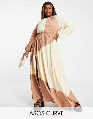 ASOS DESIGN Curve - Vestito lungo colorblock color moka e neutro testurizzato