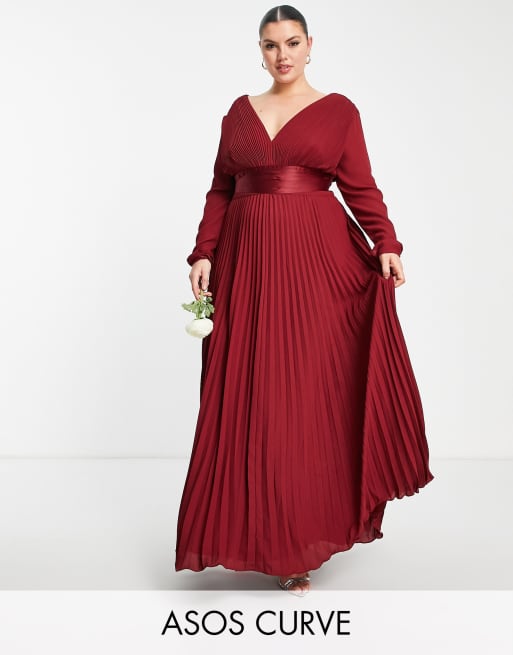 ASOS DESIGN Curve - Vestito lungo da damigella avvolgente a pieghe con maniche lunghe e vita in raso bordeaux
