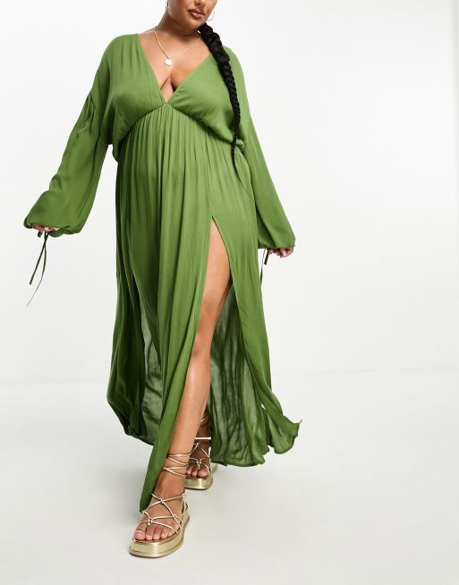 ASOS DESIGN Curve - Vestito lungo da mare a maniche lunghe arricciate con scollo profondo in tessuto stropicciato kaki
