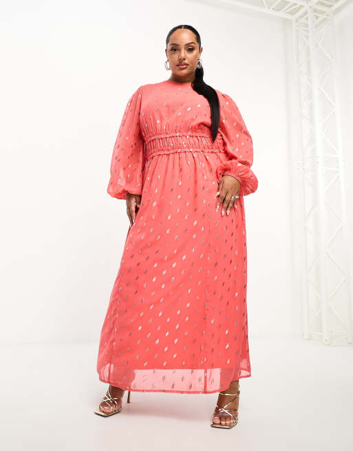 ASOS DESIGN Curve - Vestito lungo in chiffon corallo a pois metallizzati con arricciature 