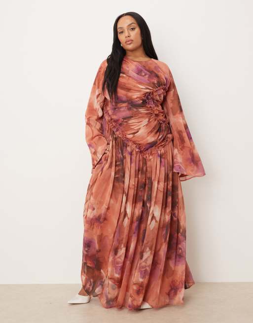 ASOS DESIGN Curve - Vestito lungo in chiffon stropicciato color ruggine a fiori raccolto con volant micro