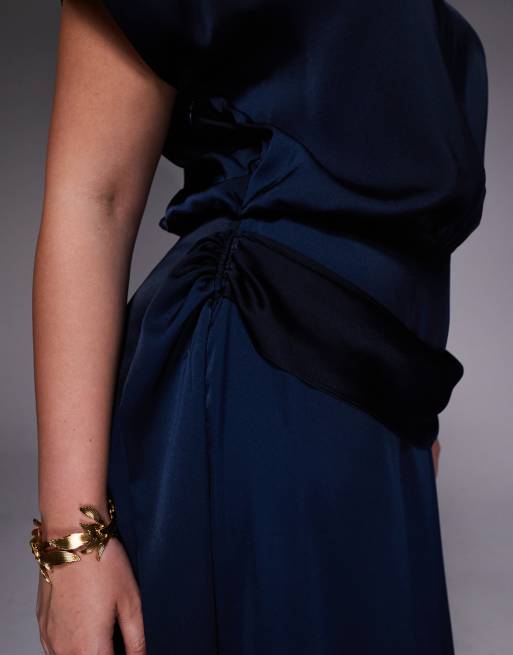 ASOS DESIGN Curve - Vestito lungo in raso blu navy con maniche con volant e vita drappeggiata, 3 di 4