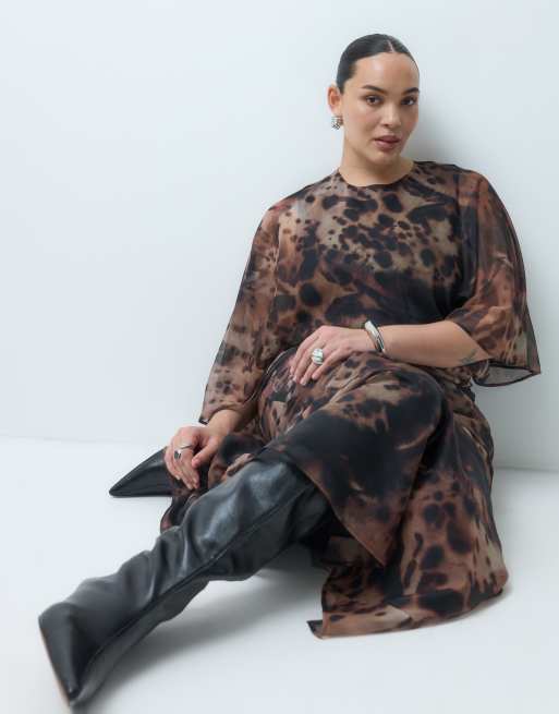 ASOS DESIGN Curve vestito maxi in chiffon con maniche asimmetriche e stampa animalier scura, 2 di 5