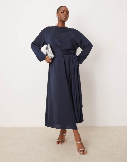 ASOS DESIGN Curve - Vestito maxi in raso blu navy a maniche lunghe con dettaglio annodato