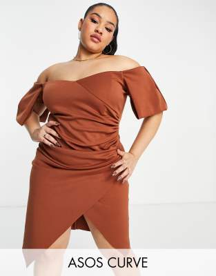 ASOS DESIGN Curve - Vestito midi a portafoglio color caramello con scollo a cuore alla Bardot con spalle scoperte