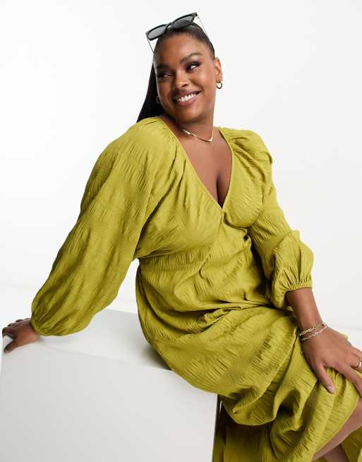 ASOS DESIGN Curve Vestito midi verde oliva testurizzato con scollo a V e maniche ad ali di pipistrello ASOS