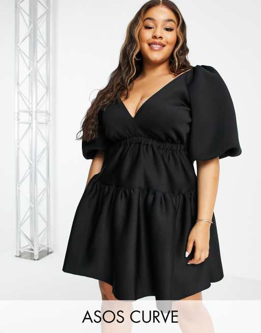 ASOS DESIGN Curve - Vestito skater corto stile grembiule elasticizzato con scollo profondo e maniche a sbuffo nero