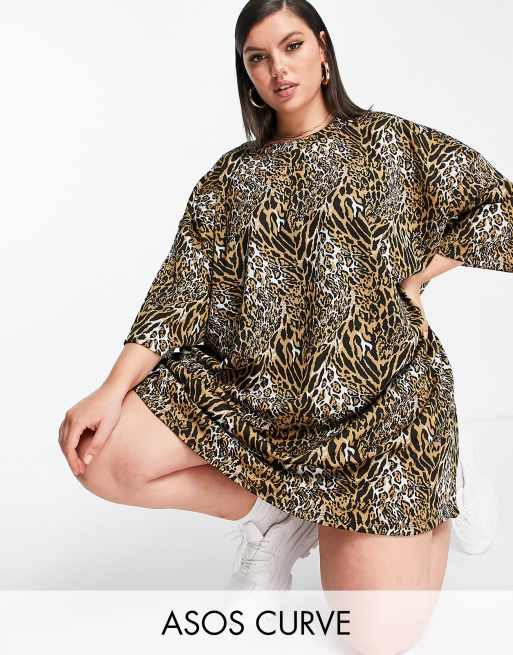 ASOS DESIGN Curve - Vestito t-shirt oversize con stampa leopardata testurizzata, colore marrone