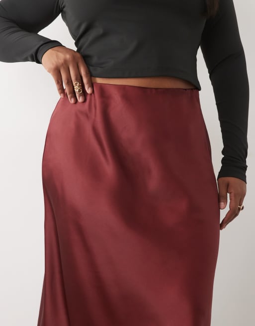 ASOS DESIGN Curve – Vinröd, diagonalskuren maxikjol i satin, 2 av 5