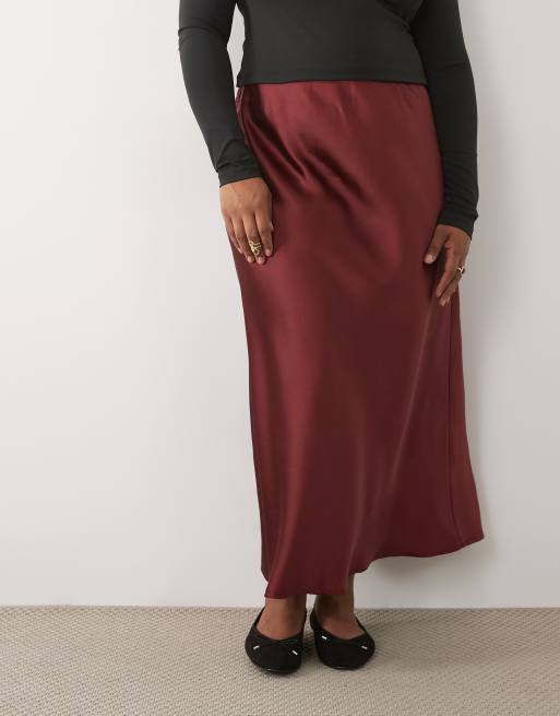 ASOS DESIGN Curve – Vinröd, diagonalskuren maxikjol i satin, 3 av 5