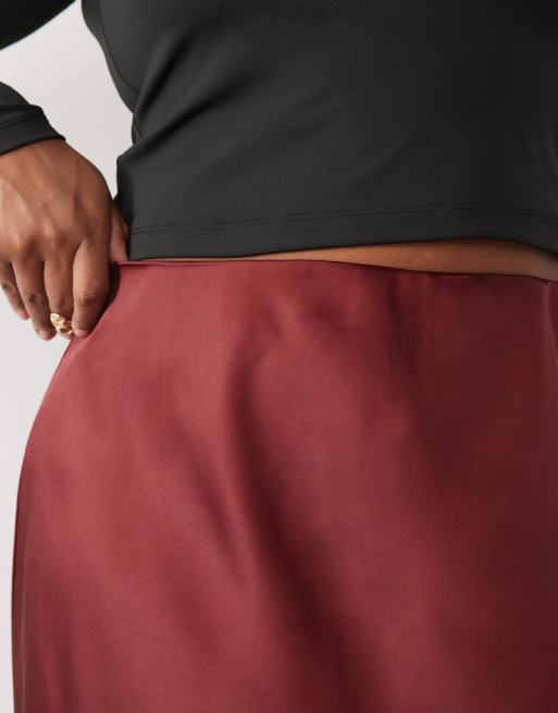 ASOS DESIGN Curve – Vinröd, diagonalskuren maxikjol i satin, 4 av 5