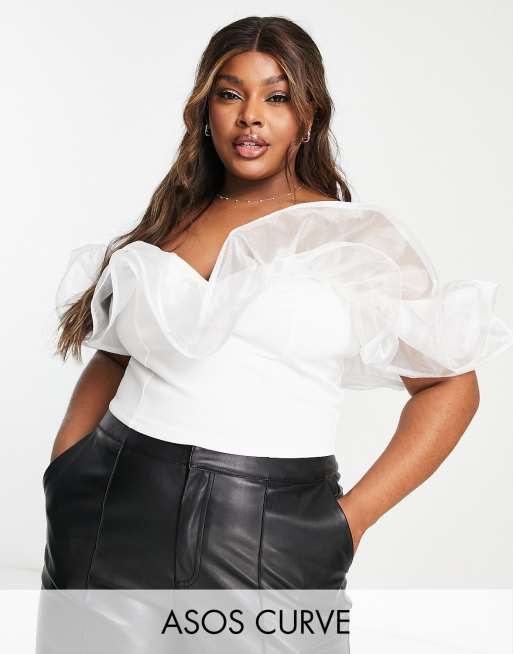 ASOS DESIGN Curve – Vit bardot-topp med volang i organza 