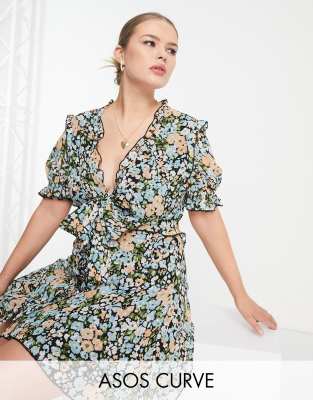 ASOS DESIGN Curve - Vorn gebundenes Minikleid mit Rüschenrock und Blumenmuster-Bunt