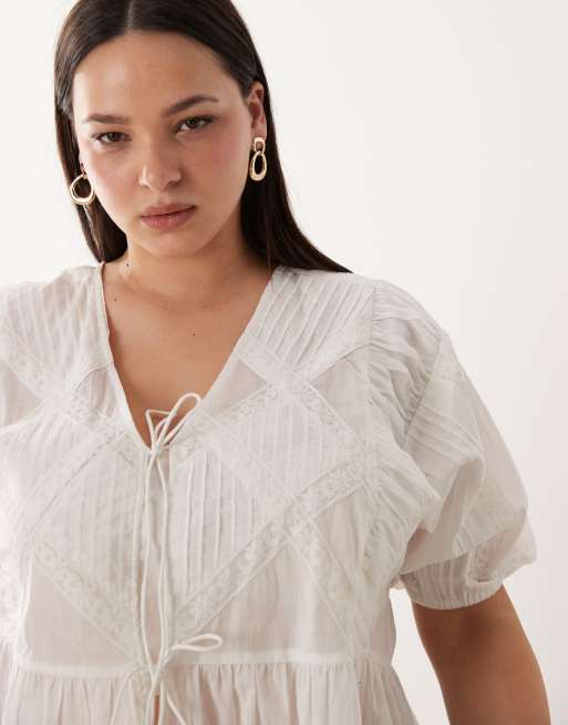 ASOS DESIGN Curve – Vorne gebundenes, plissiertes Oberteil in Weiß mit Spitzeneinsatz, 3 von 4