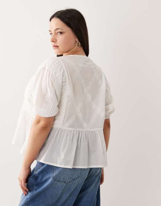 ASOS DESIGN Curve – Vorne gebundenes, plissiertes Oberteil in Weiß mit Spitzeneinsatz, 4 von 4