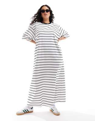 ASOS DESIGN Curve - Wadenlanges, gestreiftes Oversize-T-Shirt-Kleid in Weiß und Schwarz-Bunt