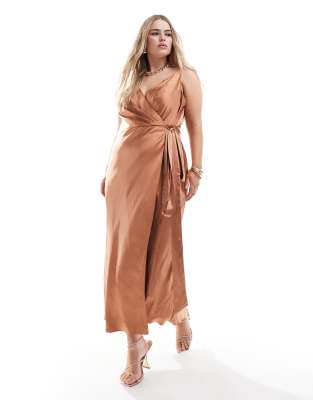 ASOS DESIGN Curve - Wadenlanges Satin-Wickelkleid in Braun mit schmalen Trägern-Brown