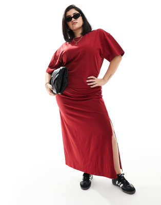 ASOS DESIGN Curve – Wadenlanges T-Shirt-Kleid in Burgunderrot mit seitlicher Raffung und Rundhalsausschnitt