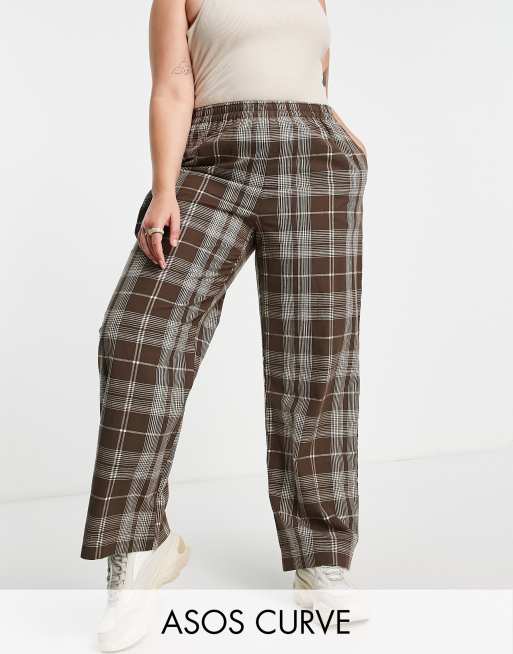 ASOS DESIGN Curve – Wciągane spodnie z tkaniny pętelkowej w brązową kratę