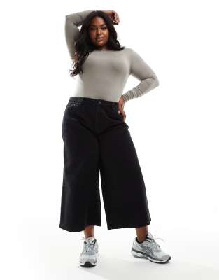 ASOS DESIGN Curve - Weiche, verkürzte Jeans in Schwarz mit weitem Schnitt