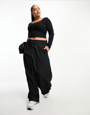 ASOS DESIGN Curve – Weit geschnittene Hose in gestreiftem Schwarz mit Taillennaht