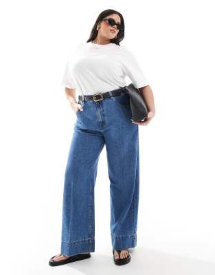 ASOS DESIGN Curve - Weit geschnittene Jeans in dunklem Mittelblau mit Bügelfalte vorne