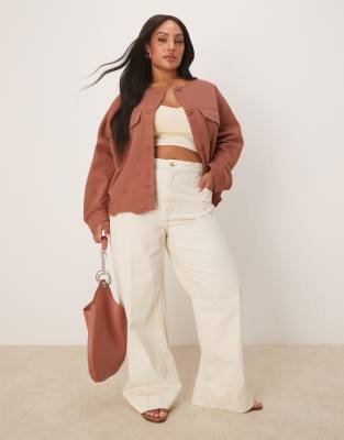 ASOS DESIGN Curve - Weit geschnittene Jeans in Ecru mit Bügelfalte vorne-Weiß