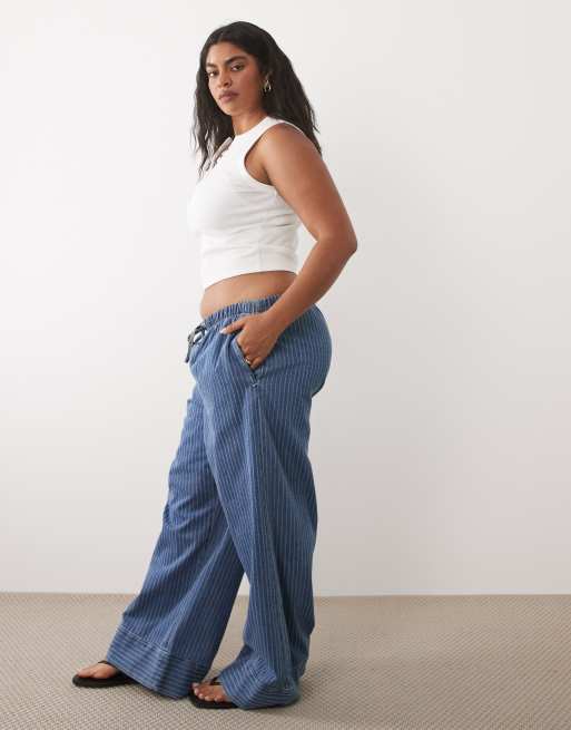 ASOS DESIGN Curve – Weit geschnittene Schlupfjeans in gestreiftem Blau, 2 von 5