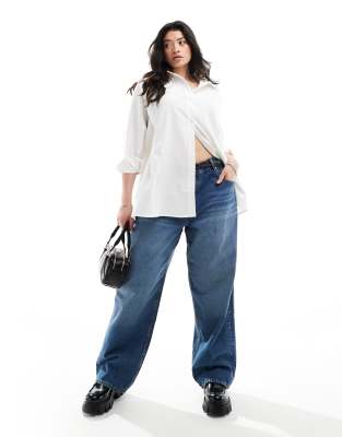 ASOS DESIGN Curve - Weite Boyfriend-Jeans in Mittelblau mit mittelhohem Bund