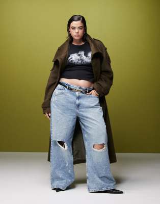 ASOS DESIGN Curve - Weite Boyfriend-Jeans in Mittelblau mit Rissen, Farbspritzern und mittelhohem Bund