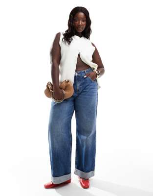 ASOS DESIGN Curve - Weite Boyfriend-Jeans in Mittelblau mit Saumaufschlag und mittelhohem Bund