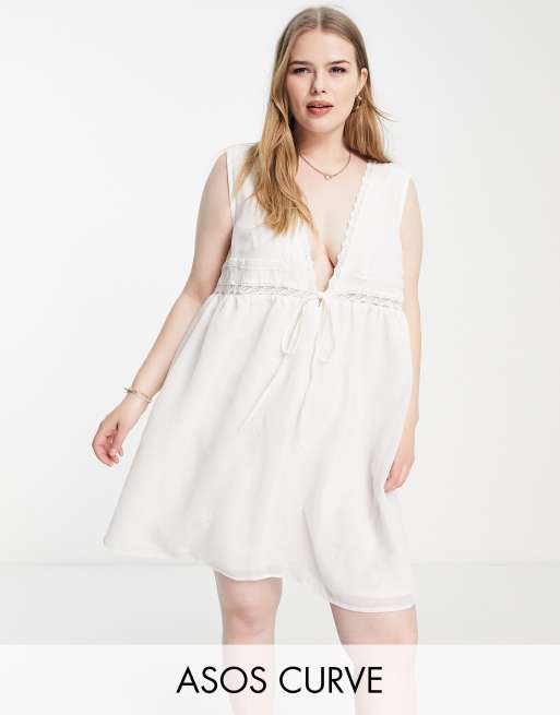ASOS DESIGN Curve –Wiązana biała sukienka mini bez rękawów z haftowanym wzorem i koronkową wstawką 