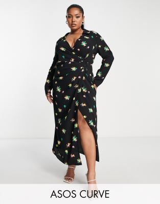 ASOS DESIGN Curve - Wickel-Hemdkleid in Midilänge mit geraffter Knopfleiste vorne in Schwarz mit Blumendruck-Bunt