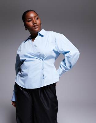 ASOS DESIGN Curve - Wickelhemd in Blau mit Cocoon-Ärmeln