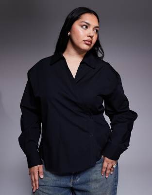 ASOS DESIGN Curve - Wickelhemd in Schwarz mit Kokonärmeln